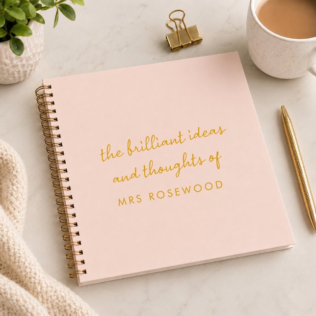 Cahier de notes pour enseignant | Idées et pensées (Personalized pink teacher notebook with custom name and gold lettering for classroom ideas.)