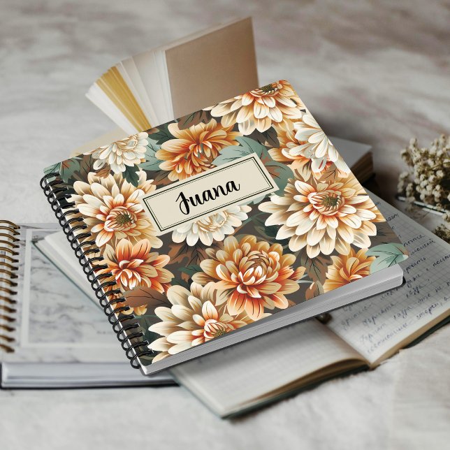 Cahier Spirale Fleurie Chrysanthème Beige Pêche (A classic notebook adorned with painterly chrysanthemums, inviting your reflections in muted tones.)