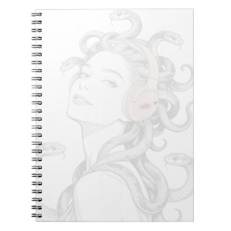 Cahier spiralé Medusa - pose pour la caméra.