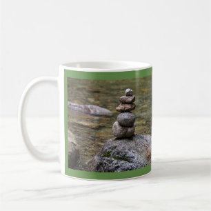 Cairn dans une tasse de courant avec la citation