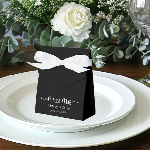 Calligraphy Heart Mr. and Mrs. Wedding Black Favor Box