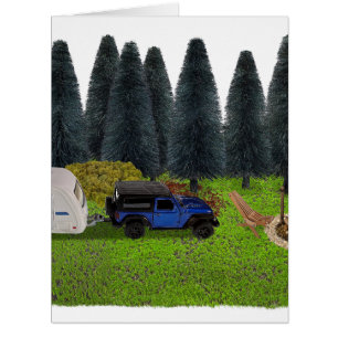 Camion avec un camping-car dans le camp de compens