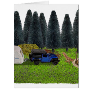 Camion avec un camping-car dans le camp de compens