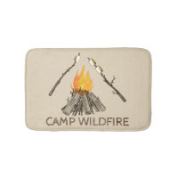 Campire avec griller le tapis de bain de guimauves