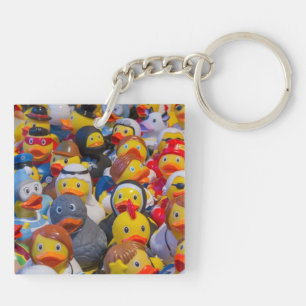 Canards en plastique jaune habillés
