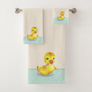 Canetons mignons nageant sur du sable clair beige 