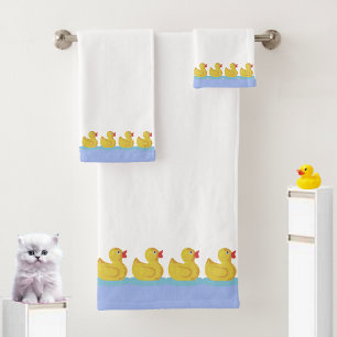 Canetons mignons sur fond blanc