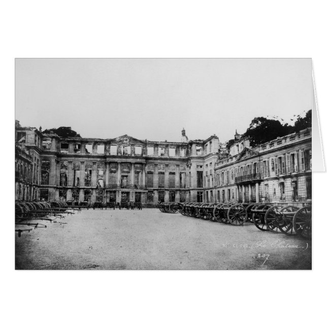 Canons dans la cour (Devant horizontal)