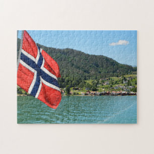 Car-ferry dans le puzzle denteux de la Norvège