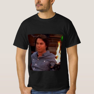 Carly Spencer avec T-shirt feu
