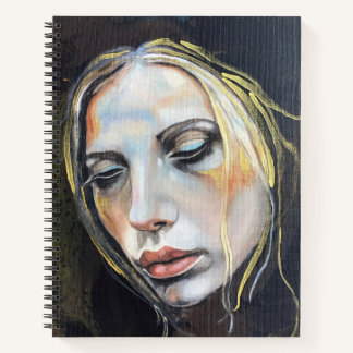 Carnet à couverture rigide d'une femme triste