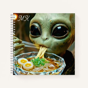 Carnet Alien drôle mangeant des nouilles Ramen monogrammé