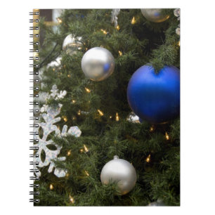 Carnet Amérique du Nord. Décorations de Noël sur arbre.