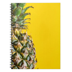 Carnet Ananas sur arrière - plan jaune