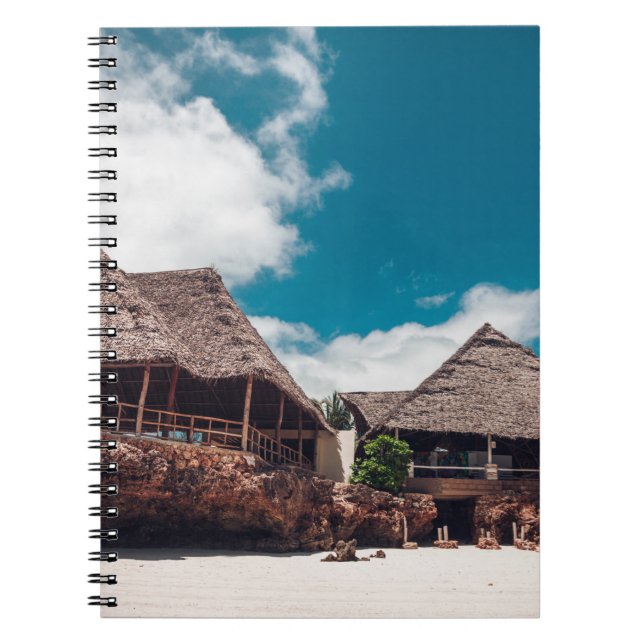 Carnet Ancien bungalow tropical en bois sur la plage, un (Devant)