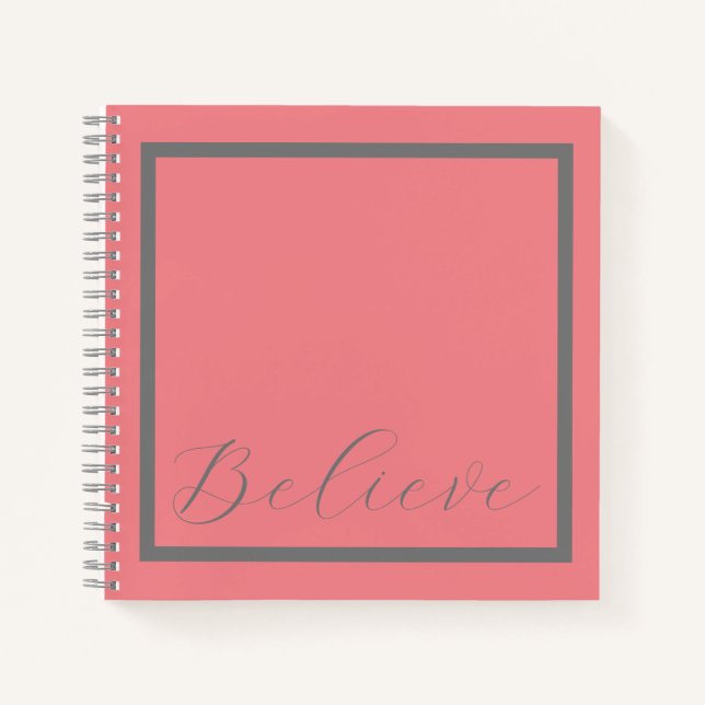 Carnet arrière - plan rose de script gris 'Believe' (Devant)
