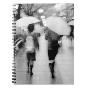 Carnet Asie, Japon, Tokyo. Jeunes femmes et parapluies.