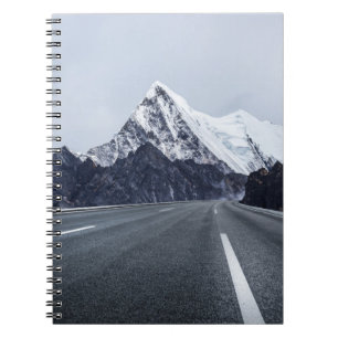 Carnet Asphalt Road devant Snow Mountain