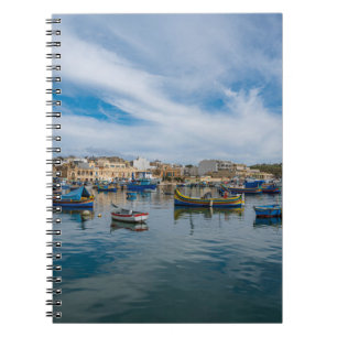 Carnet Bateaux de pêche traditionnels colorés dans le por