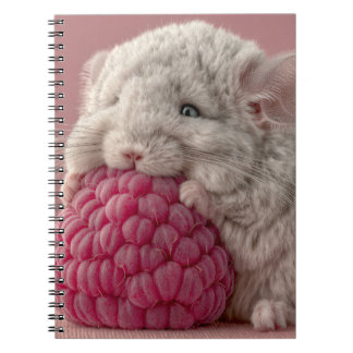 Carnet Bébé chinchilla adorable serrant un framboise géan