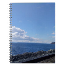 bord de mer et voie ferrée sous ciel bleu