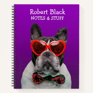 Carnet Bulldog dans les lunettes de coeur et la cravate a