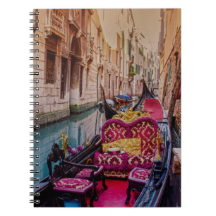 Carnet Canal avec gondole traditionnelle à Venise, Italie