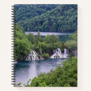Carnet Cascade cascade avec forêt verte en Croatie