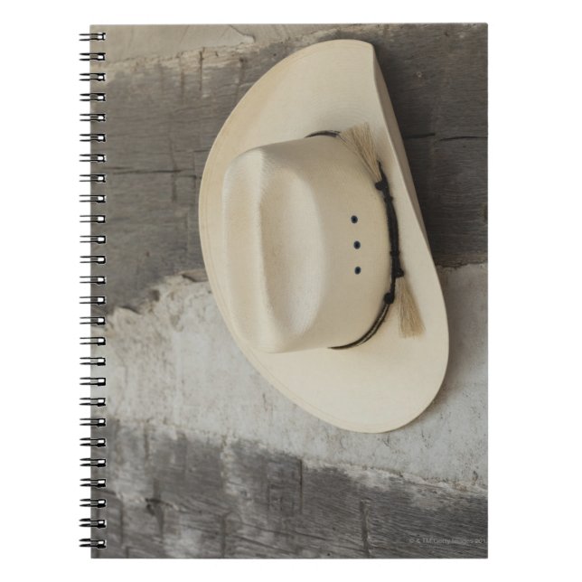 Carnet Casquette Cowboy accroché sur le mur du cabine en  (Devant)