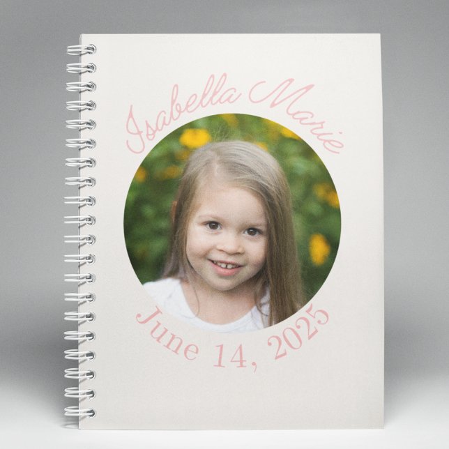 Carnet Cercle centré et script (“Minimal notebook featuring circle image in center, elegant script name, and softly curved date.”)