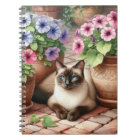 Chat de Siamese et fleurs de Petunia