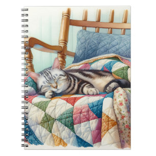 Carnet Chat gris doux dormant sur une courtepointe