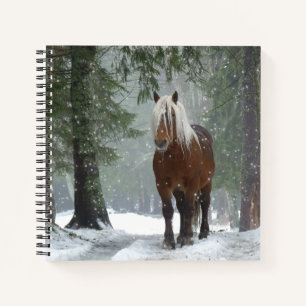 Carnet Cheval Brown dans une forêt d'hiver avec chute de