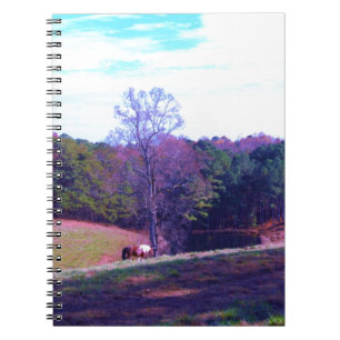 Carnet Cheval éloigné dans un champ violet