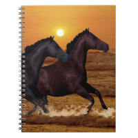Chevaux courant au coucher du soleil sur l'océan