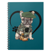 Chien de taule français en tenue Camo et Beret ver