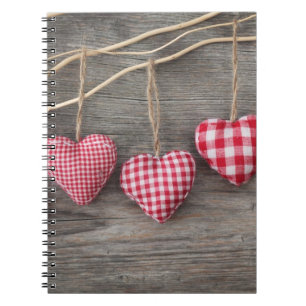Carnet Coeurs rouges sur le Tableau en bois