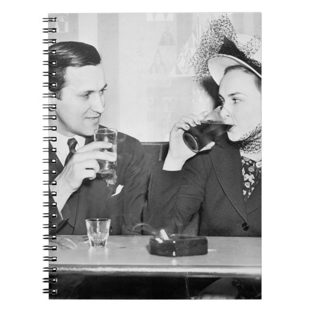 Carnet Couple assis ensemble dans un restaurant flirtant  (Devant)