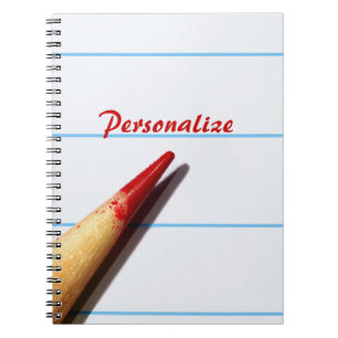 Carnet Crayon rouge de professeur sur le papier rayé avec