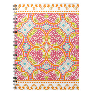 Carnet Décor coloré sur un arrière - plan blanc