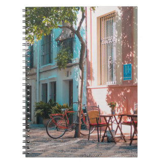 Carnet Deux tables marron dehors