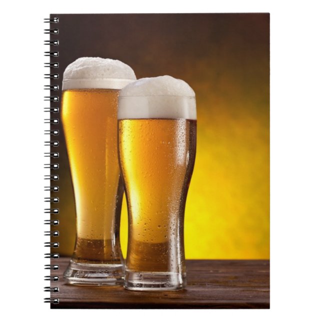 Carnet Deux verres de bières sur une table en bois (Devant)
