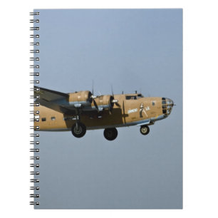 Carnet Diamond Lil B-24 Bombardier, atterrissant à Oshkos