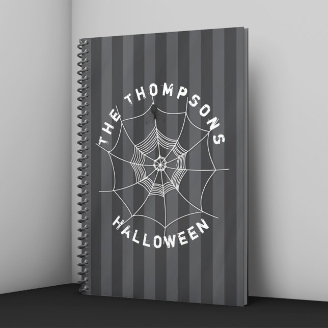 Carnet Éffrayant Spider dans Spider Web (Personalized Halloween notebook with spider web and spider on dark striped background.)