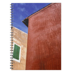 Carnet Europe, France, Roussillon. Les murs colorés sont