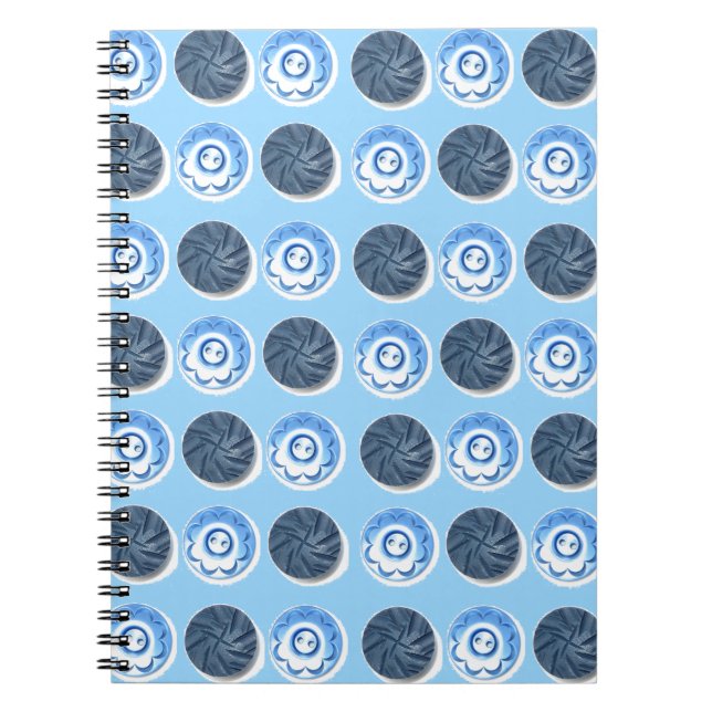 Carnet Fancy Blue Sewing Buttons on Light Blue Pattern (Devant)