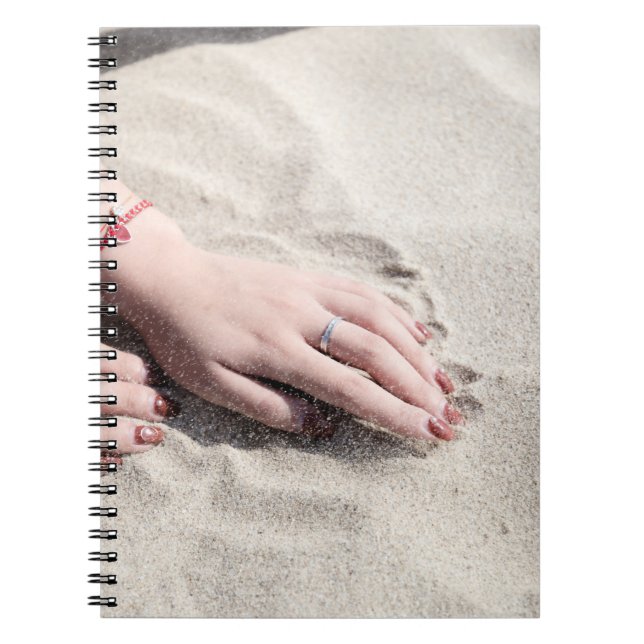Carnet Femme allongée sur le sable blanc (Devant)