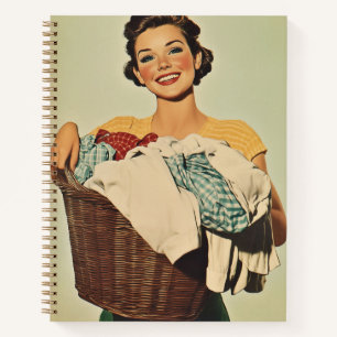 Carnet Femme au foyer souriante avec panier de blanchisse