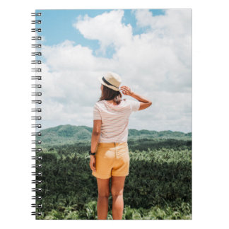 Carnet Femme debout près des arbres