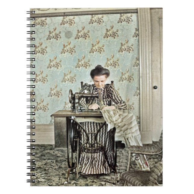 Carnet Femme des années 1890 à la machine à coudre (Devant)